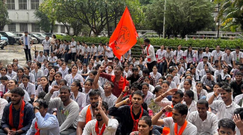 बी.जे. मेडिकल महाविद्यालयात अभाविपचे आंदोलन ; विविध समस्यांवर विद्यार्थ्यांचा आक्रोश
